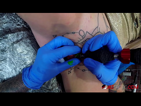❤️ Extremely tattooed hottie Sully Savage got a tattoo on her clitoris Quality porn at en-us.dickies-shop.ru ☑